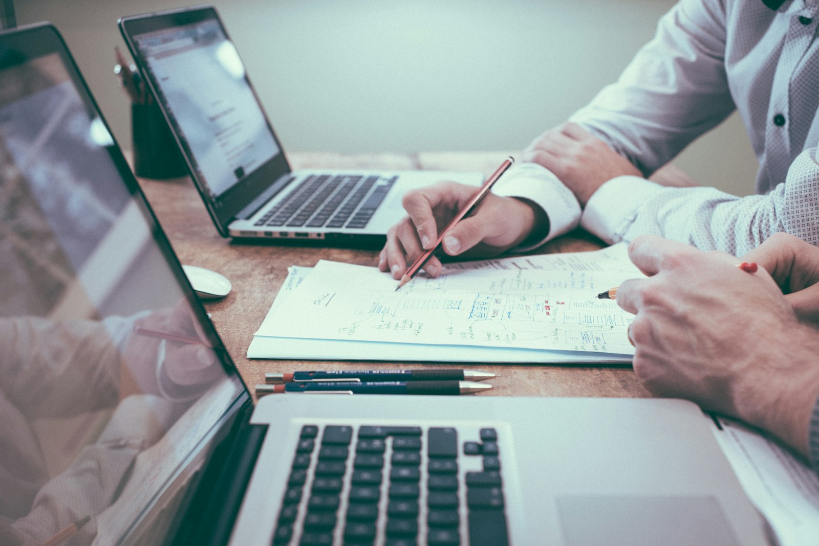 Persona al lavoro con documenti e laptop